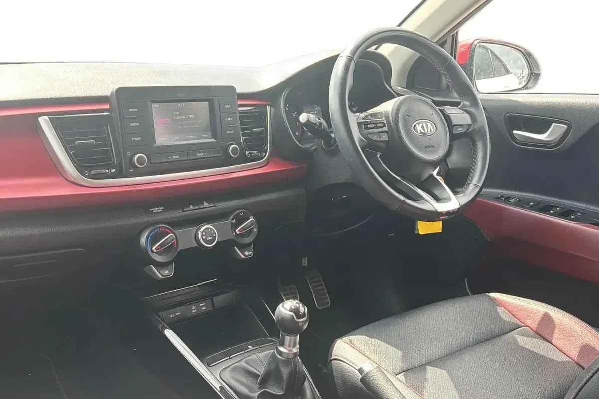 Used Kia Rio 84 HP (61 kW) 2017 White Hatchback