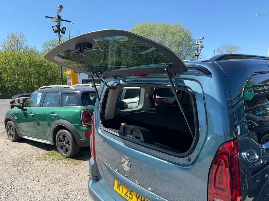Second-hand Vauxhall Combo Ultimate 100 kW (136 CP) 2025 Albastru Monovolum
