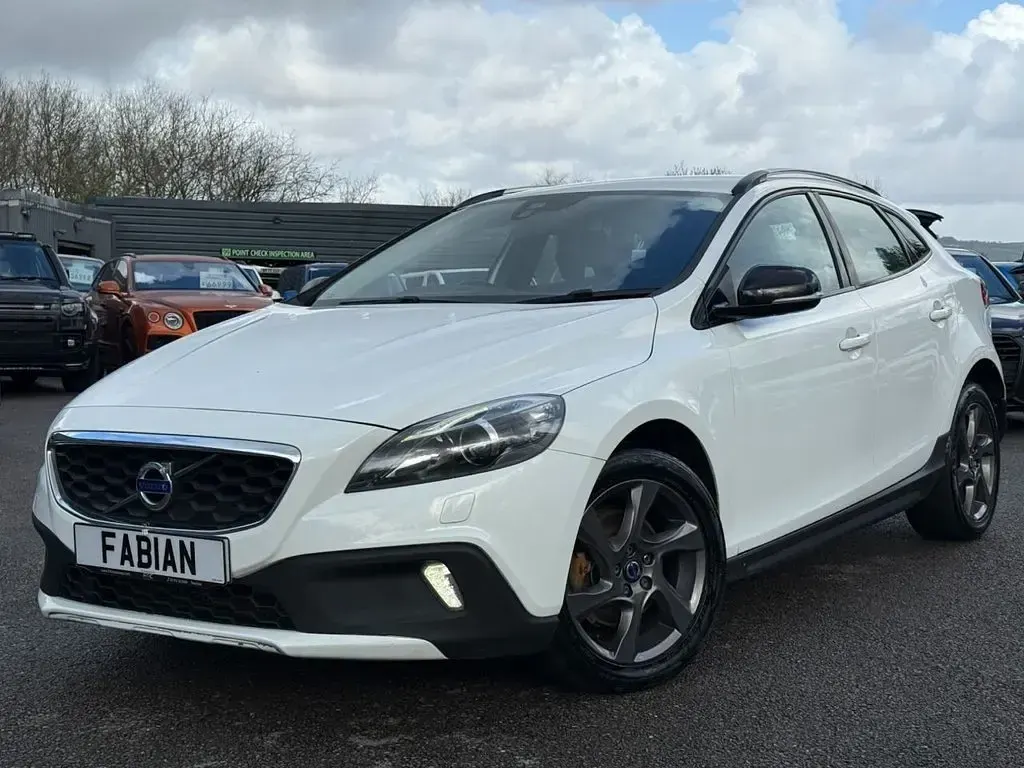 Used Volvo V40 115 HP (84 kW) 2014 White Hatchback