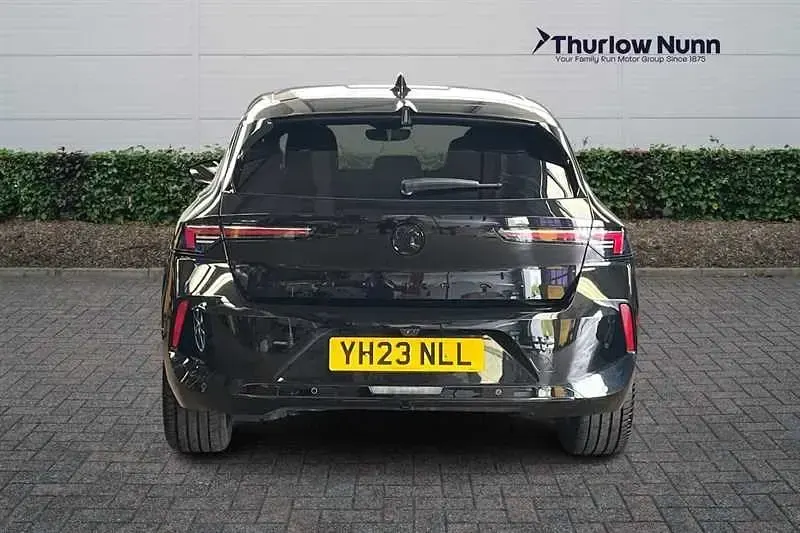 Second-hand Vauxhall Astra Ultimate 130 CP (95 kW) 2023 Negru Hatchback