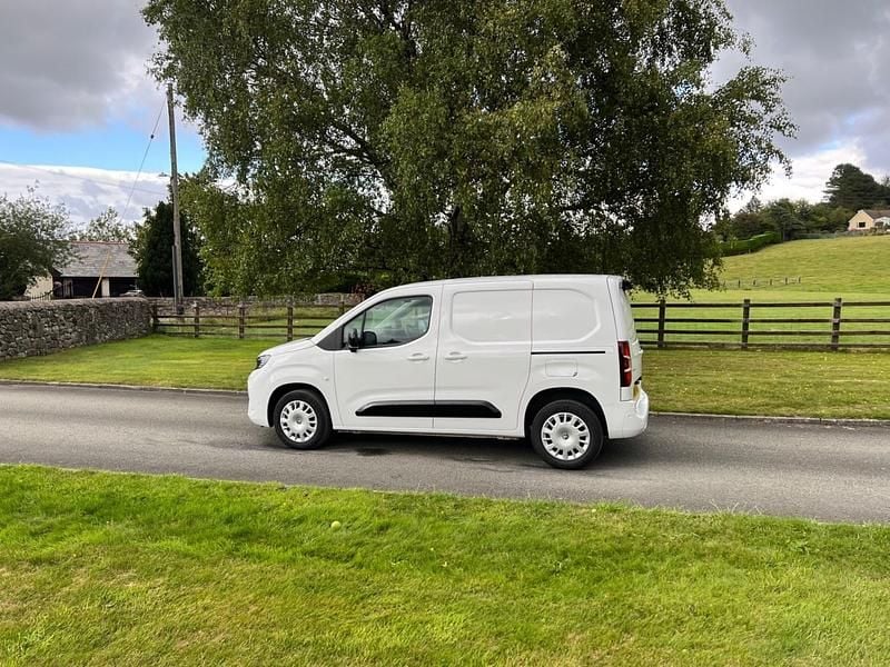 Second-hand Vauxhall Combo 130 CP (95 kW) 2024 Alb Monovolum