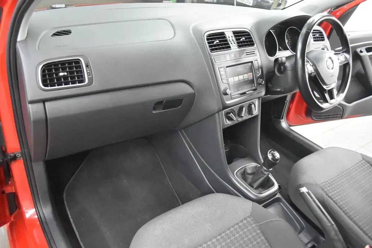 Used VW Polo SE 75 HP (55 kW) 2015 Red Hatchback