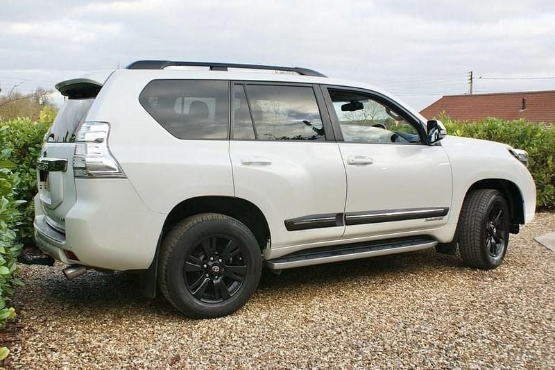 Used Toyota Land Cruiser 177 HP (130 kW) 2017 White SUV