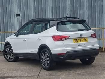 Begagnad Seat Arona SE Technology 95 HK (69 kW) 2023 Vit SUV