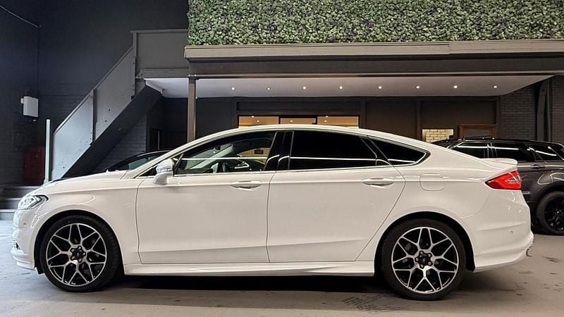 Used Ford Mondeo Titanium 180 HP (132 kW) 2016 White Hatchback