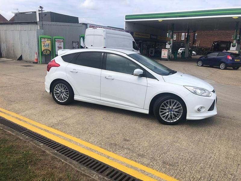 Used Ford Focus Zetec 180 HP (132 kW) 2012 White Hatchback