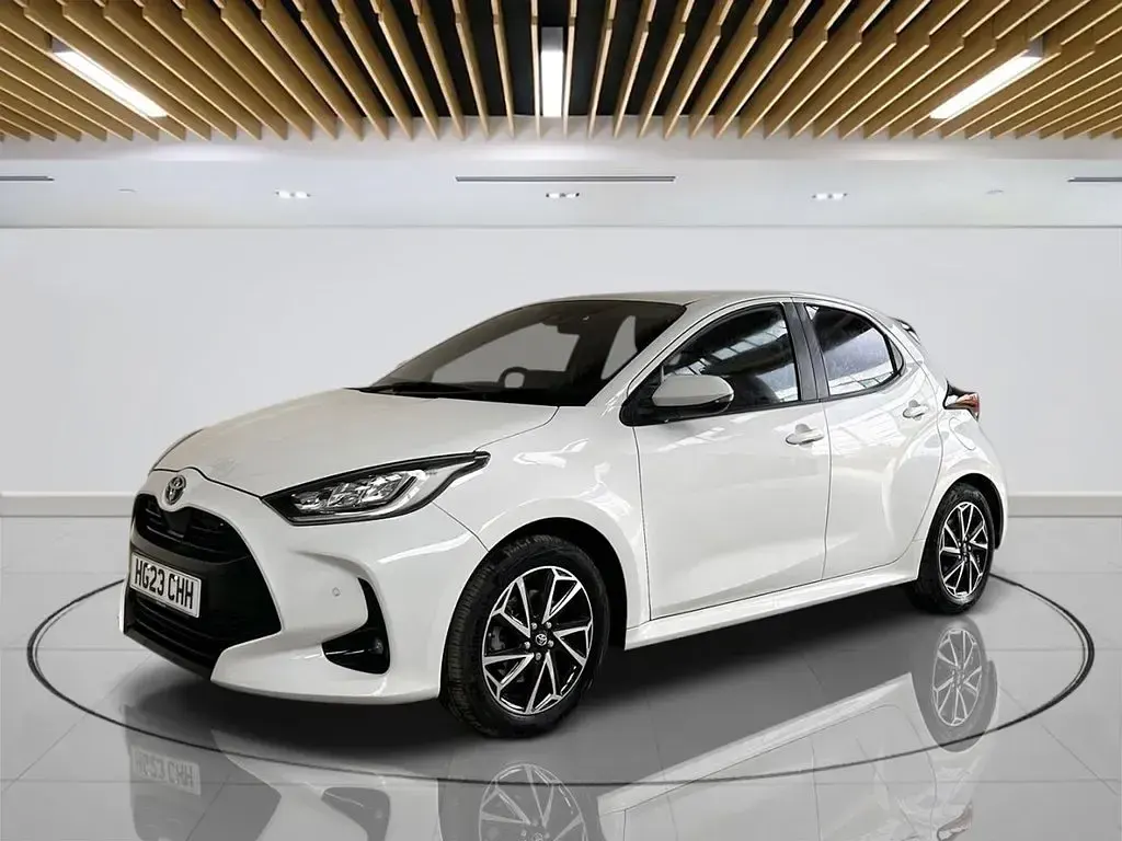 Used Toyota Yaris Design 116 HP (85 kW) 2023 White Hatchback