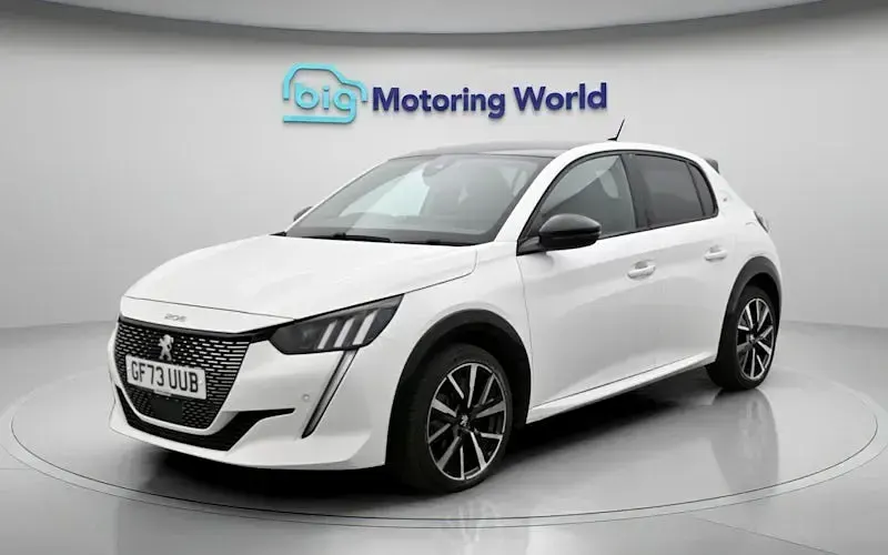 Used Peugeot 208 GT 102 HP (75 kW) 2023 White Hatchback