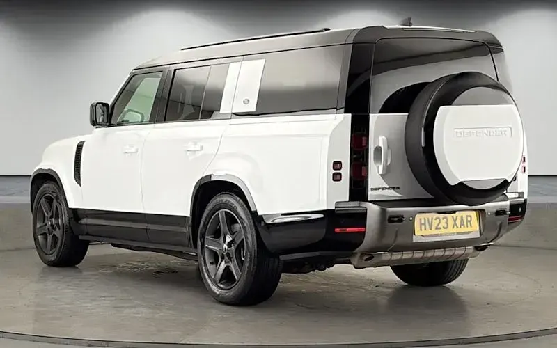 Used Land Rover Defender SE Dynamic 300 HP (220 kW) 2023 Fuji white SUV