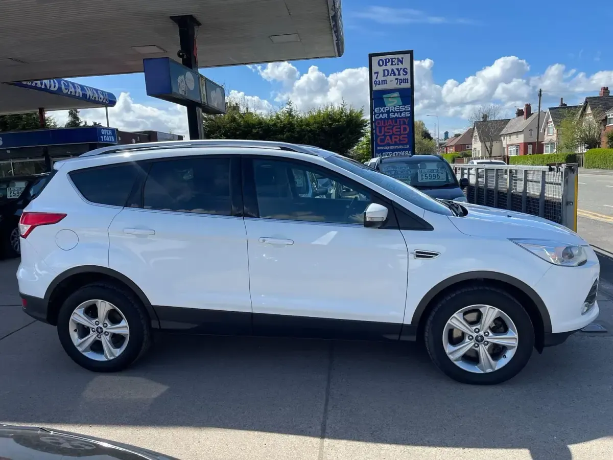 Usado Ford Kuga Zetec 150 CV (110 kW) 2016 Blanco SUV