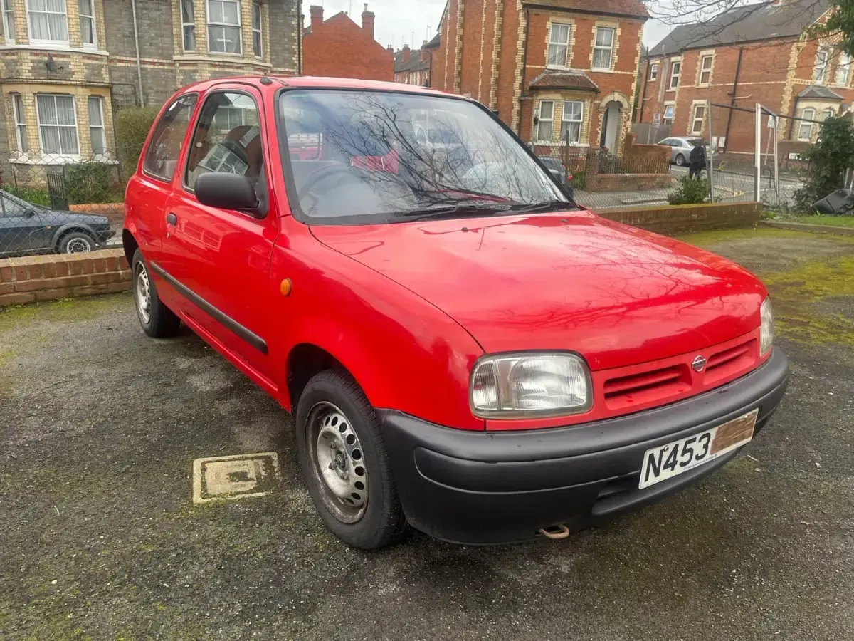Begagnad Nissan Micra 54 HK (39 kW) 1995 Röd Halvkombi