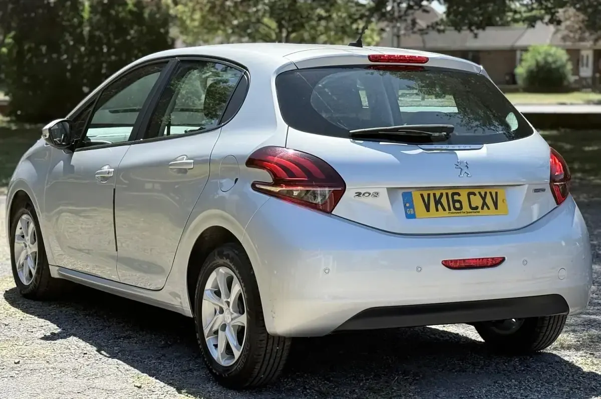 Used Peugeot 208 Active 68 HP (50 kW) 2016 Silver Hatchback