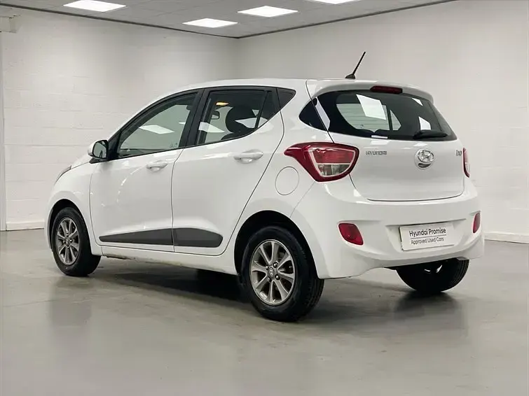 Käytetty Hyundai i10 Premium 87 HP (63 kW) 2015 Valkoinen Viistoperä