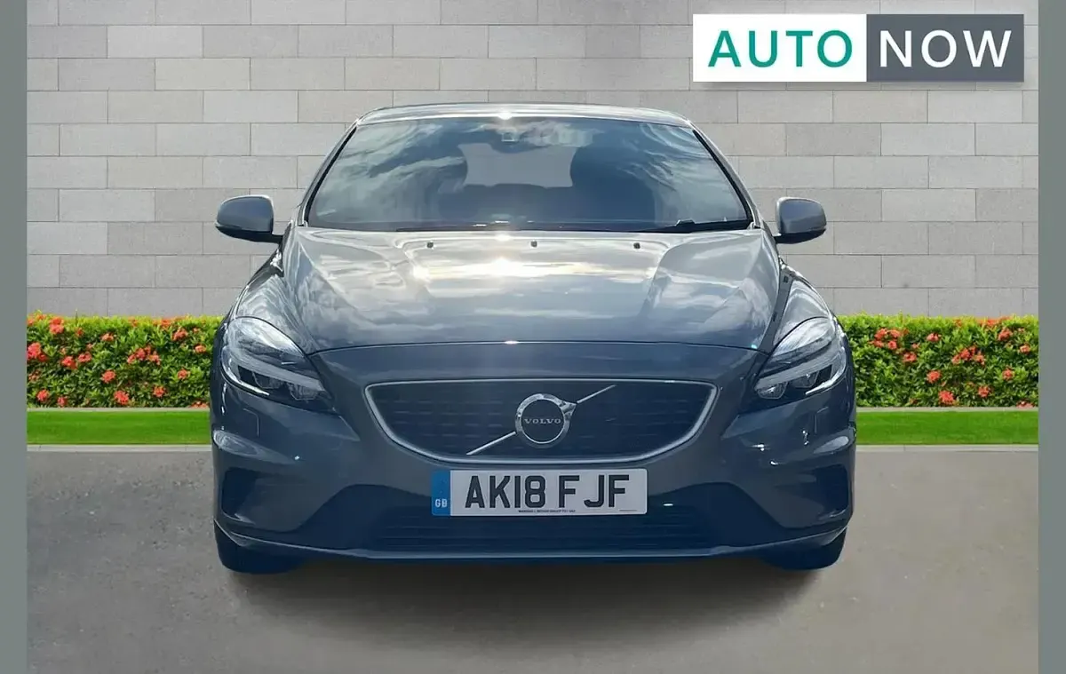 Used Volvo V40 R-Design 120 HP (88 kW) 2018 Grey Hatchback