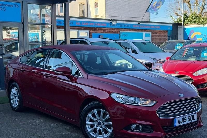 Used Ford Mondeo Zetec 180 HP (132 kW) 2015 Red Hatchback