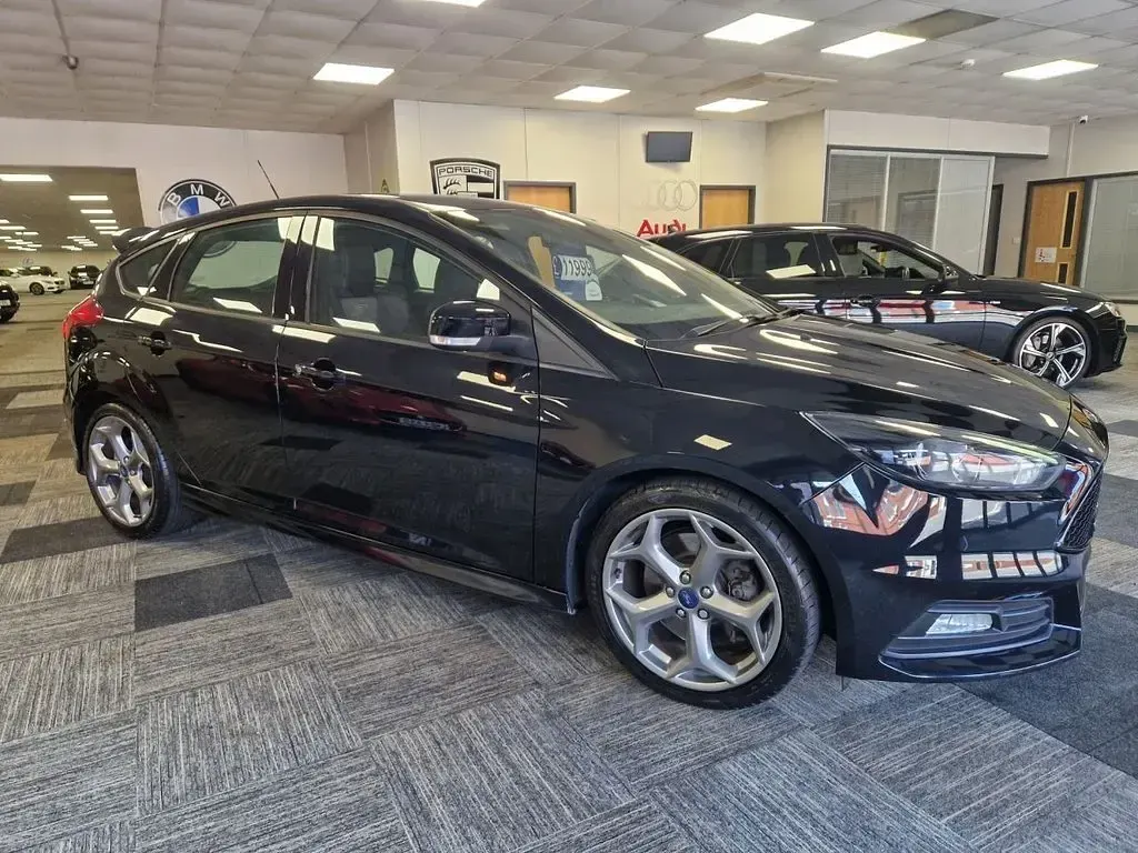 Used Ford Focus ST 250 HP (183 kW) 2016 Black Hatchback