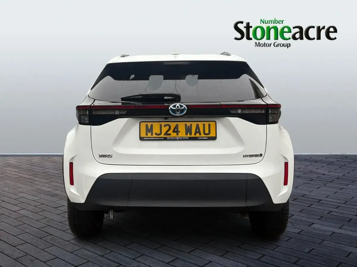 Used Toyota Yaris Hybrid Design 116 HP (85 kW) 2024 White Hatchback