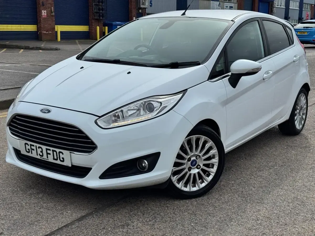 Używany Ford Fiesta Titanium 2013 Biały Hatchback