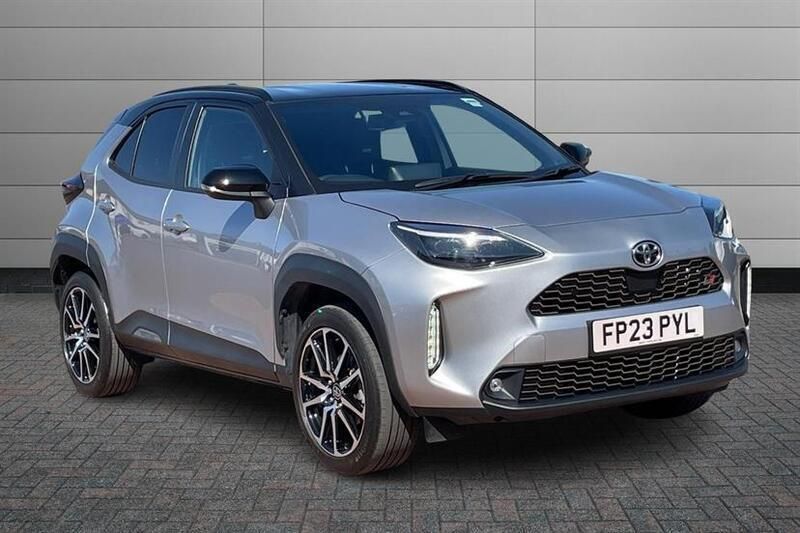 Silver with black roof Used 2023 Toyota Yaris Cross Sport SUV | £23,299 (Fair price) - Image 1/3