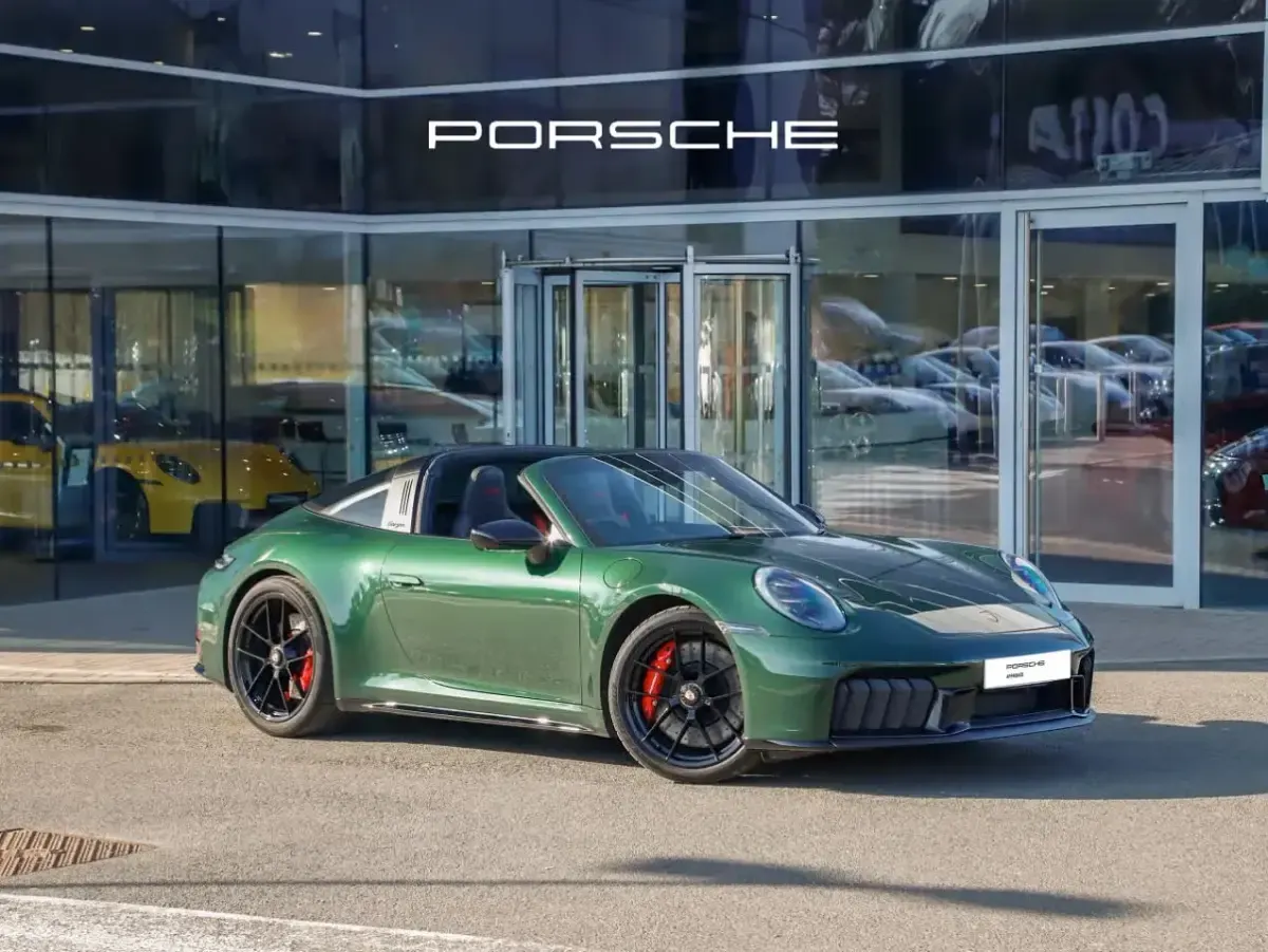 Begagnad Porsche 992 541 HK (397 kW) 2026 Grön Cab
