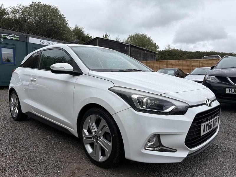 White Used 2016 Hyundai i20 Sport Coupe | £6,995 (Fair price) - Image 1/4