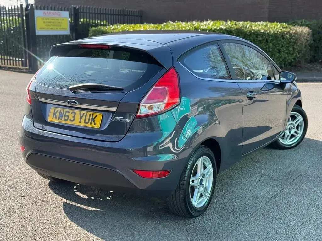 Usado Ford Fiesta Zetec 82 HP (60 kW) 2014 Cinzento Citadino