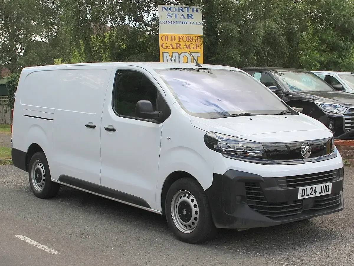 Used Vauxhall Vivaro 145 HP (106 kW) 2024 White MPV