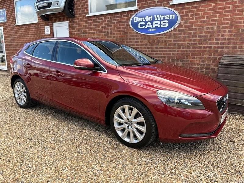 Used Volvo V40 SE Lux 190 HP (139 kW) 2015 Red Hatchback