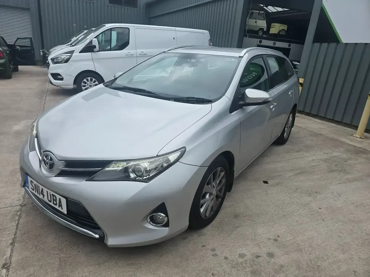 Used Toyota Auris 90 HP (66 kW) 2014 Silver Estate