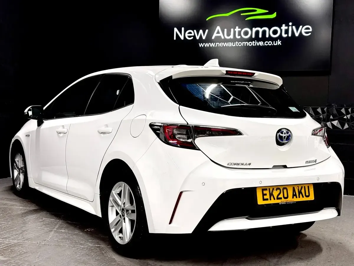 Used Toyota Corolla 122 HP (89 kW) 2020 White Hatchback