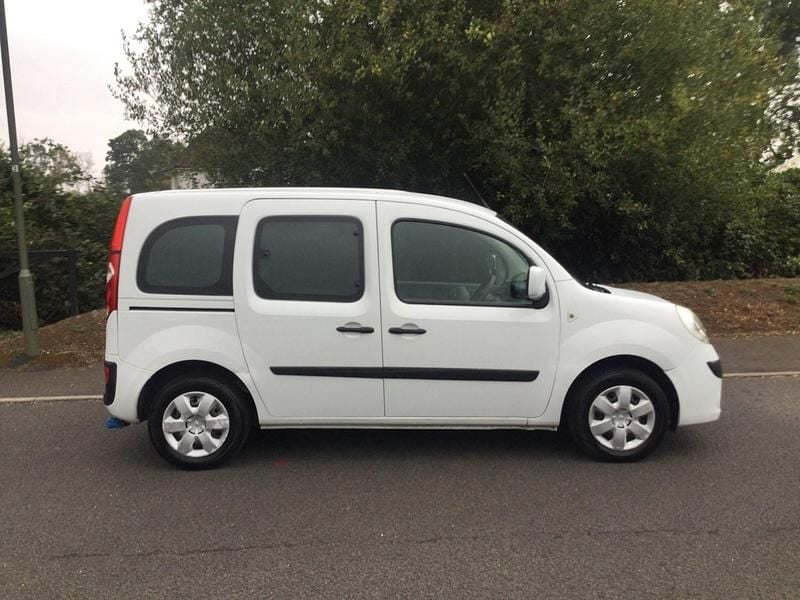 White Used 2011 Renault Kangoo Expression MPV | £6,000 (A bit pricey) - Image 1/4
