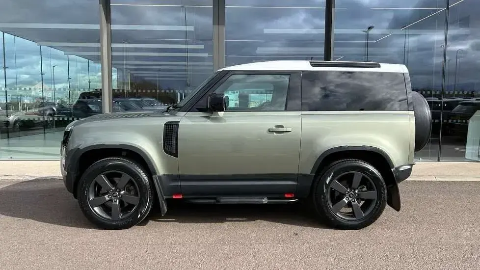 Begagnad Land Rover Defender S 200 HK (147 kW) 2021 Grön SUV