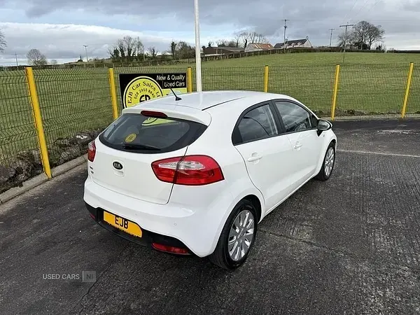 Used Kia Rio 84 HP (61 kW) 2014 White Hatchback