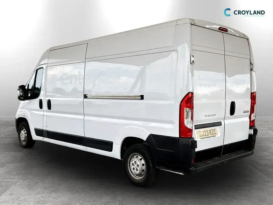 Gebraucht Peugeot Boxer Premium 140 PS (102 kW) 2023 Weiß Van