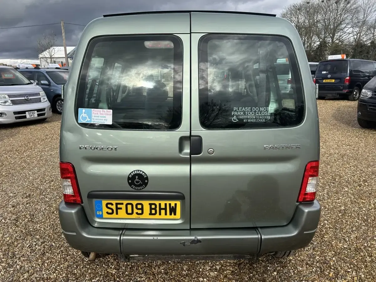 Used Peugeot Partner 2009 Green MPV