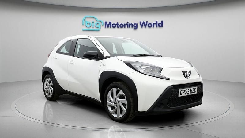 Used Toyota Aygo X PURE 71 HP (52 kW) 2023 White SUV