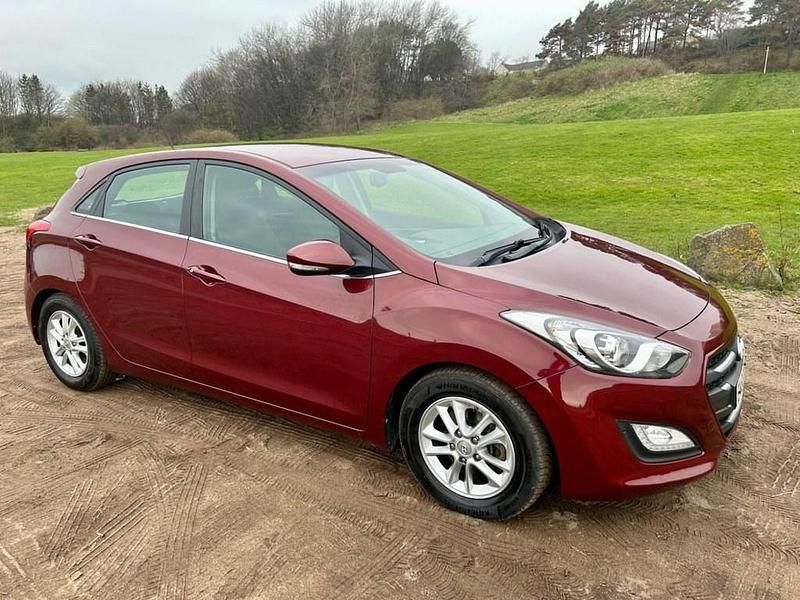 Used Hyundai i30 SE 110 HP (80 kW) 2016 Red Hatchback