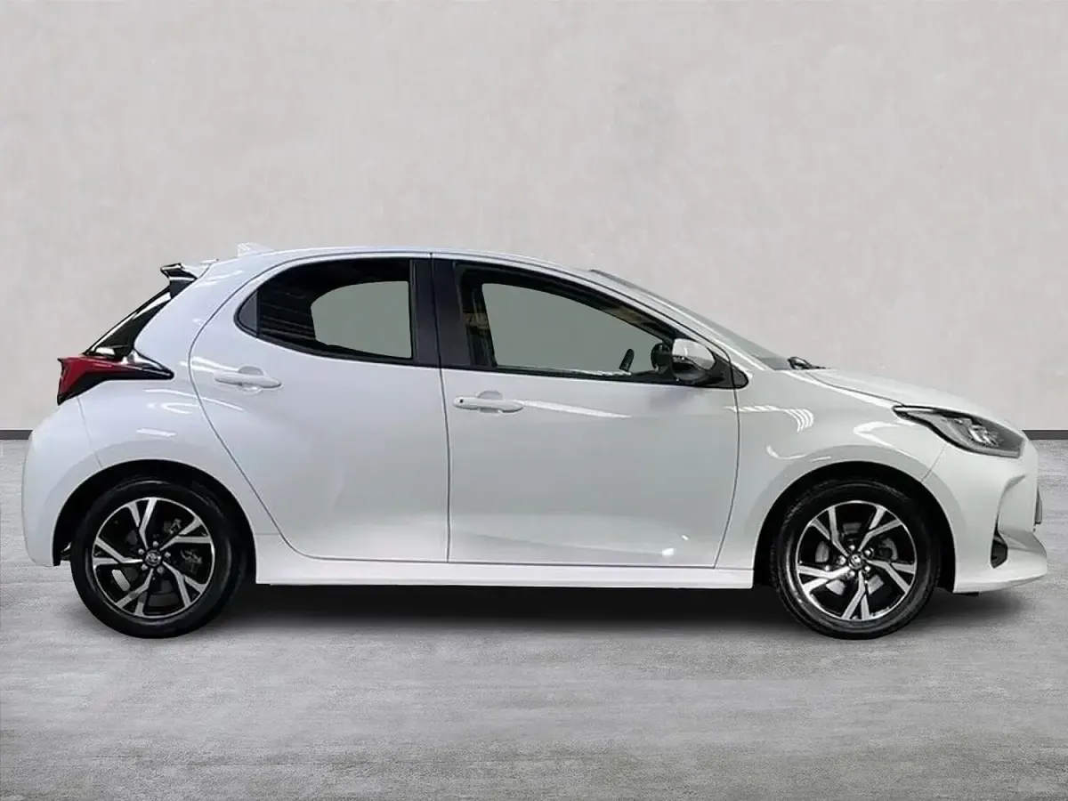 Used Toyota Yaris Hybrid Design 116 HP (85 kW) 2024 White Hatchback