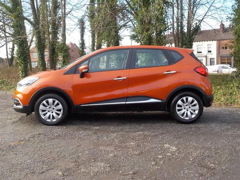 Used Renault Captur Expression+ 90 HP (66 kW) 2014 Orange SUV