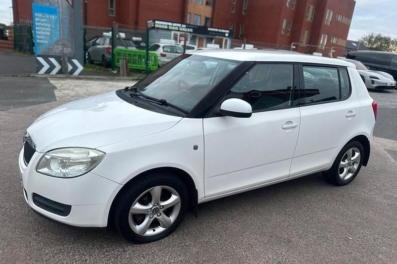 Used Skoda Fabia 80 HP (58 kW) 2010 White Hatchback