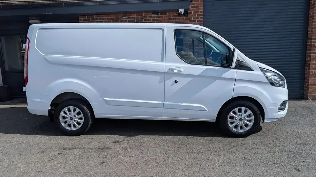 Used Ford Transit Custom Limited 130 HP (95 kW) 2022 White Van