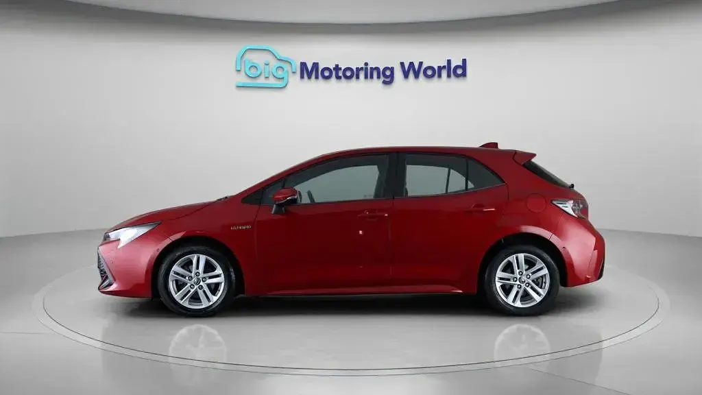 Used Toyota Corolla 122 HP (89 kW) 2020 Red Hatchback
