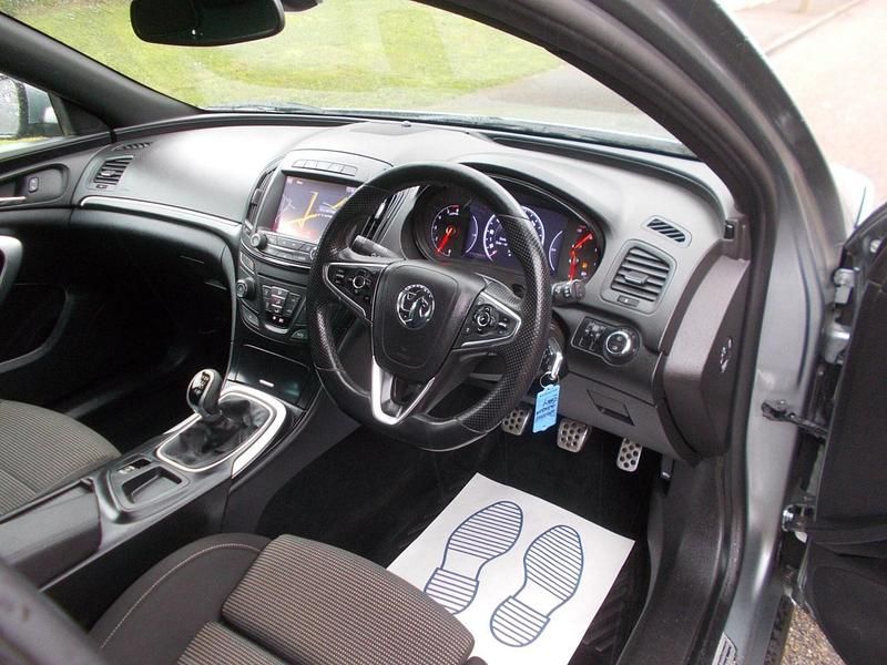 Used Vauxhall Insignia SRi 140 HP (102 kW) 2015 Silver Hatchback