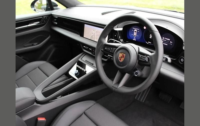 Begagnad Porsche Macan 300 kW (408 HK) 2025 Svart SUV
