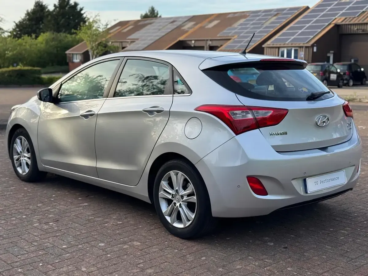 Begagnad Hyundai i30 Style 128 HK (94 kW) 2013 Silver Halvkombi