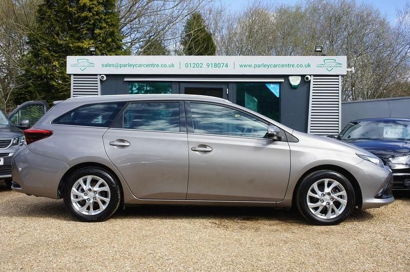 Used Toyota Auris Business Edition 116 HP (85 kW) 2016 Bronze Estate