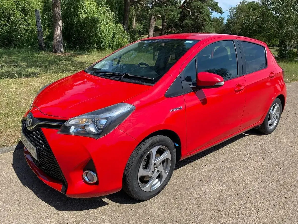 Used Toyota Yaris 100 HP (73 kW) 2016 Red Hatchback