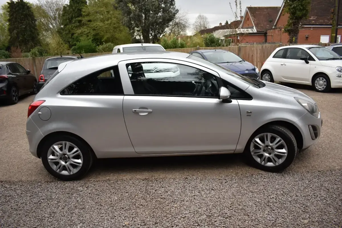 Second-hand Vauxhall Corsa 75 CP (55 kW) 2013 Argintiu Hatchback