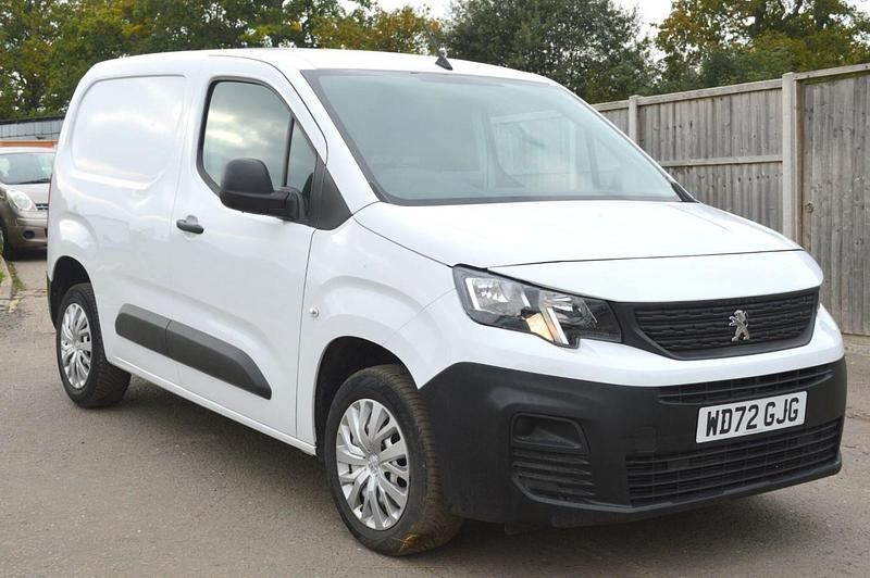 White Used 2023 Peugeot Partner Premium MPV | £8,949 (Super price) - Image 1/4