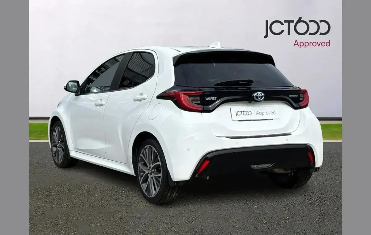 Used Toyota Yaris 116 HP (85 kW) 2022 White Hatchback